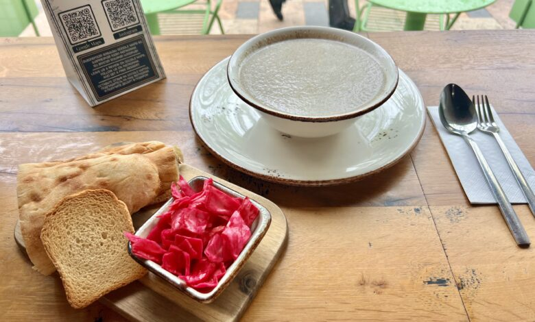 georgia_digest's tweet photo. 【スープ好き必見🍲】
トビリシで見つけた“心まで温まる”スープ専門店✨
ジョージア料理といえばヒンカリやハチャプリ…だけじゃない。
実はここ、“スープ天国”なんです。

中でも話題のお店『Soup Kitchen』では、
ハルチョーやボルシチなど定番から、
濃厚すぎるマッシュルームスープまで種類豊富。
しかもパン＆ピクルス付きで約10ラリ。
さらにワインは1杯3ラリという衝撃価格🍷

「安い」だけじゃなく、ちゃんと美味しい。
だからリピートしたくなる一軒です。

👇実際に食べて感じた“優勝スープ”はこちら