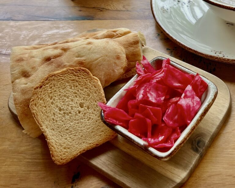georgia_digest's tweet photo. 【スープ好き必見🍲】
トビリシで見つけた“心まで温まる”スープ専門店✨
ジョージア料理といえばヒンカリやハチャプリ…だけじゃない。
実はここ、“スープ天国”なんです。

中でも話題のお店『Soup Kitchen』では、
ハルチョーやボルシチなど定番から、
濃厚すぎるマッシュルームスープまで種類豊富。
しかもパン＆ピクルス付きで約10ラリ。
さらにワインは1杯3ラリという衝撃価格🍷

「安い」だけじゃなく、ちゃんと美味しい。
だからリピートしたくなる一軒です。

👇実際に食べて感じた“優勝スープ”はこちら