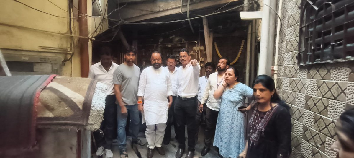 TukaramKate's tweet image. चेंबूरमधील ओल्ड बॅरेक आणि सिंधी कॅम्प येथे पाहणी दौरा करून नागरिकांच्या समस्या जाणून घेत मूलभूत सुविधांचा आढावा घेण्यात आला.
स्वच्छता, पाणीपुरवठा, कचरा व्यवस्थापन व रस्ते दुरुस्तीबाबत संबंधित अधिकाऱ्यांना तातडीच्या सूचना देण्यात आल्या.

#tukaramkate #Chembur #SindhiCamp