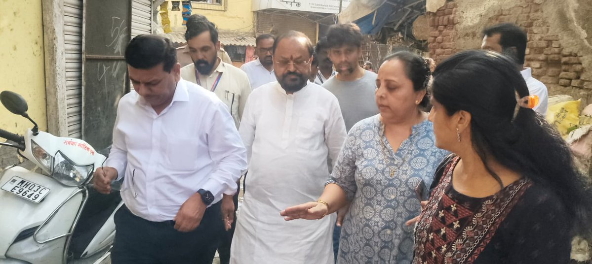 TukaramKate's tweet image. चेंबूरमधील ओल्ड बॅरेक आणि सिंधी कॅम्प येथे पाहणी दौरा करून नागरिकांच्या समस्या जाणून घेत मूलभूत सुविधांचा आढावा घेण्यात आला.
स्वच्छता, पाणीपुरवठा, कचरा व्यवस्थापन व रस्ते दुरुस्तीबाबत संबंधित अधिकाऱ्यांना तातडीच्या सूचना देण्यात आल्या.

#tukaramkate #Chembur #SindhiCamp