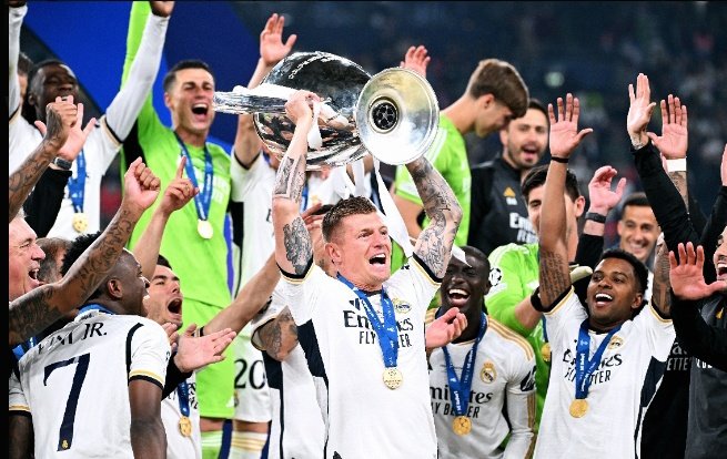 fame_glory01's tweet image. 🚨Dream German reunion at the Bernabéu?! Klopp bringing the intensity + Kroos in the staff = unstoppable vibes incoming 😍🔥
Hala Madrid! What do we think, fans? #RealMadrid