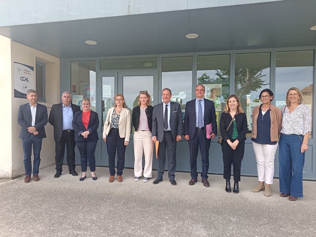 PrefAquitaine33's tweet image. François DRAPE, secrétaire général de la préfecture de la #Gironde et sous-préfet de l’arrondissement de #Bordeaux, en visite sur les projets de la ville de #SaintAubindeMédoc soutenus par l’État, aux côtés du maire Christophe DUPRAT.

✅ France services : Structure ayant reçu 47