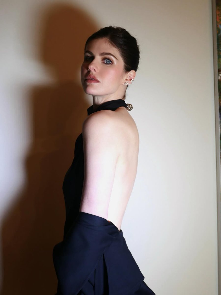 PopCineMedia's tweet photo. Alexandra Daddario. https://t.co/XhMkN9ASnw