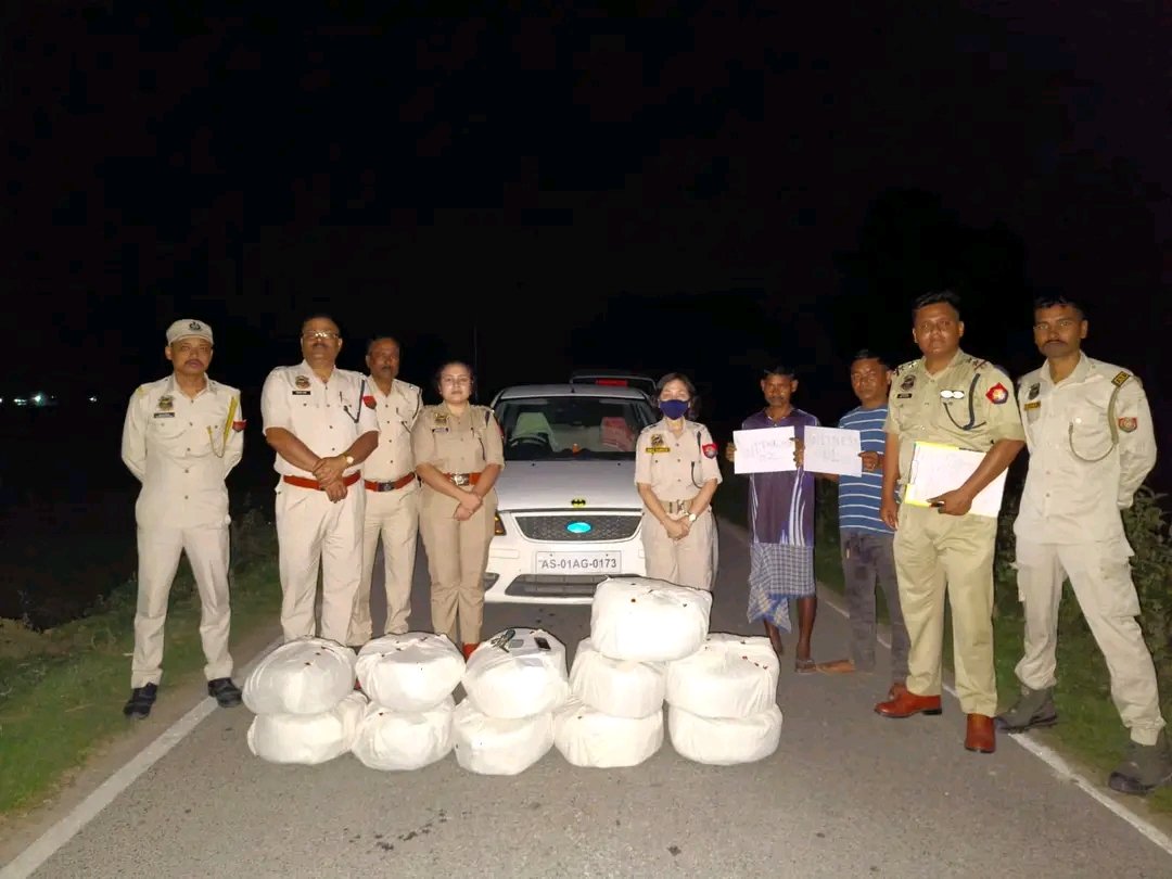 airnews_ghy's tweet image. In a swift anti-ganja operation, a team from Lalpani OP seized 56.41 kg of contraband from an abandoned vehicle after its occupants fled. Each such step strengthens our resolve towards a drug-free Udalguri.
#illicitetrade #drugfree 
#AkashvaniPics: Narayan
