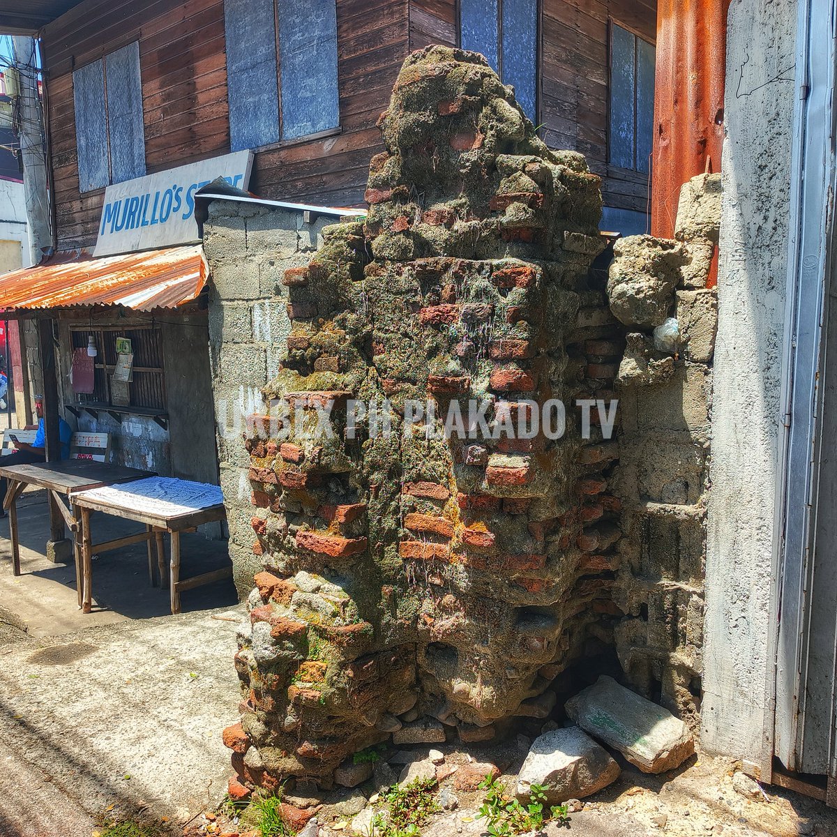 urbexph's tweet image. SPOTTED: Ang NATIRANG HALIGI ng isa sa mga 'BAHAY KASTILA'  sa Dingras, Ilocos Norte.

#adobe #bricks #bahaykastila #dingras #dingrasilocosnorte #IlocosNorte