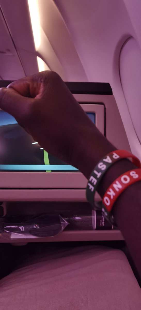 NoucheNdiaye's tweet image. On m'a mis au cachot sans accusation, pendant que les voleurs de milliards et "fils de" sont libres. La justice caresse les puissants. Le peuple est volé, les magistrats sont payés mais incapables de faire leur travail.

Ils doivent être évalués et jugés. #Justice