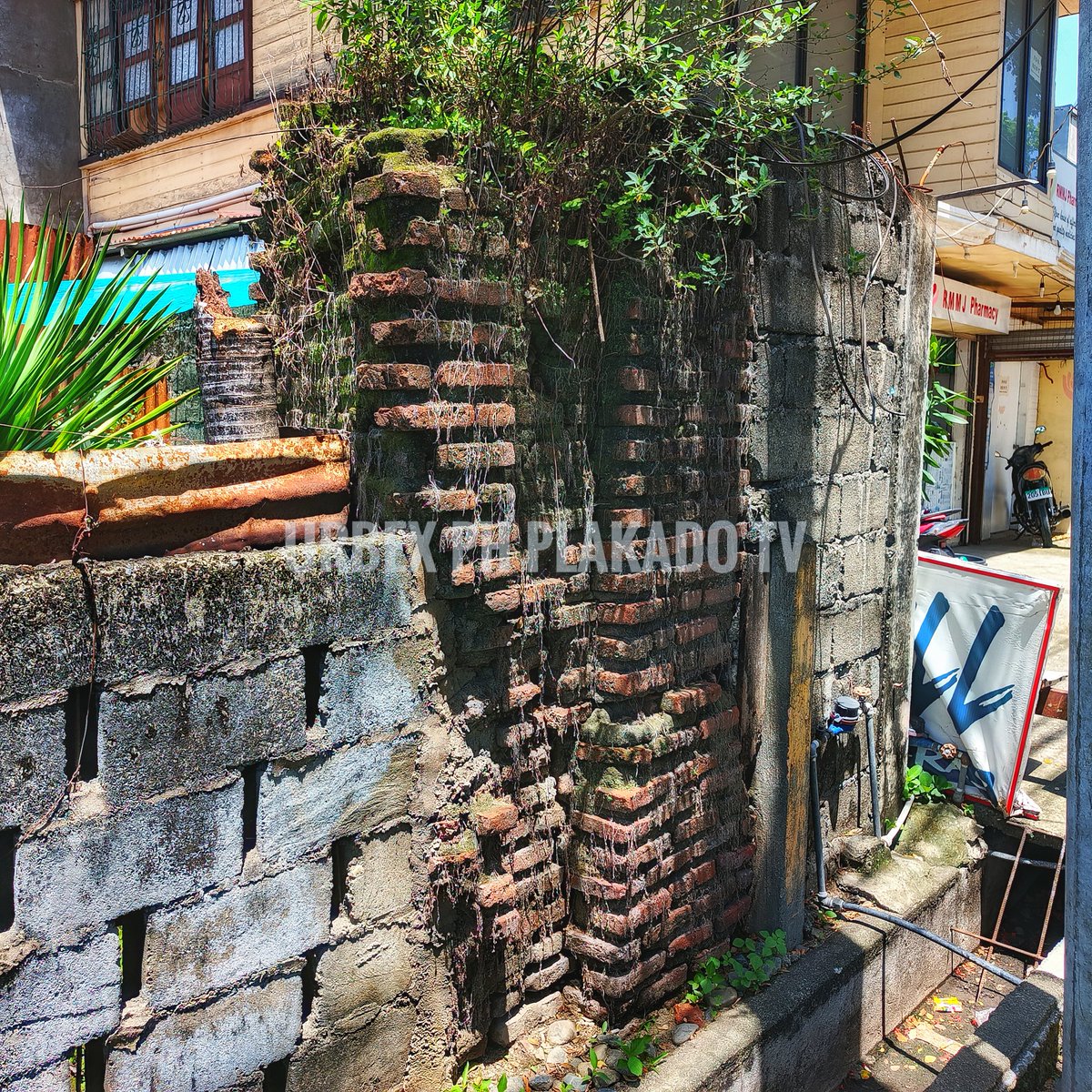 urbexph's tweet image. SPOTTED: Ang NATIRANG HALIGI ng isa sa mga 'BAHAY KASTILA'  sa Dingras, Ilocos Norte.

#adobe #bricks #bahaykastila #dingras #dingrasilocosnorte #IlocosNorte