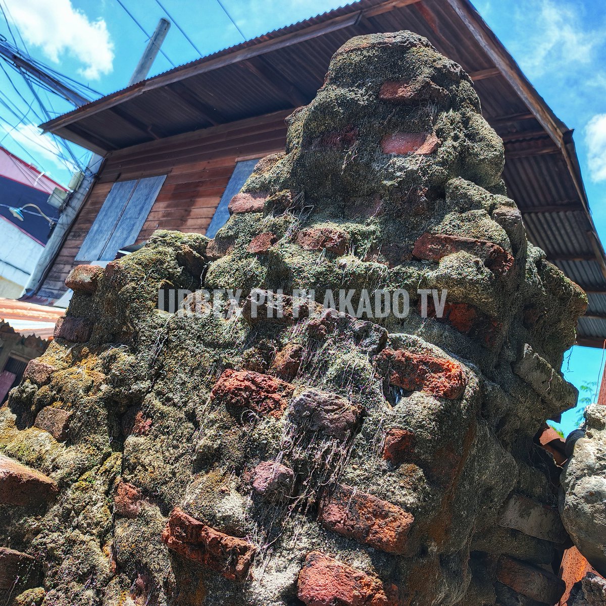 urbexph's tweet image. SPOTTED: Ang NATIRANG HALIGI ng isa sa mga 'BAHAY KASTILA'  sa Dingras, Ilocos Norte.

#adobe #bricks #bahaykastila #dingras #dingrasilocosnorte #IlocosNorte