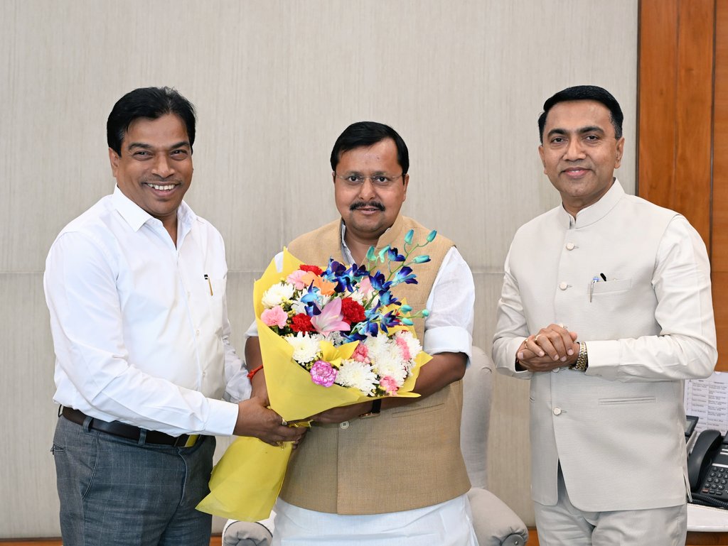 आज भाजपा मुख्यालय में गोवा के मुख्यमंत्री श्री प्रमोद सावंत जी एवं प्रदेश अध्यक्ष श्री दामु नायक जी से मुलाकात हुई और संगठन एवं विकास से जुड़े विभिन्न विषयों पर सार्थक चर्चा हुई।

<a href="/DrPramodPSawant/">Dr. Pramod Sawant</a>  <a href="/DamuNaik/">Damodar (Damu) G. Naik</a>