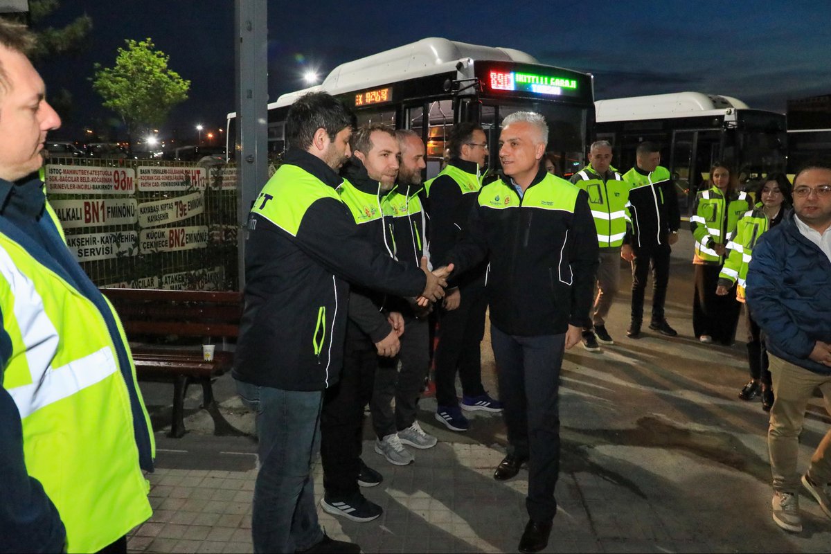 irfan_demet's tweet photo. Bugün 05:30’da, tüm yöneticilerimizin katılımıyla, İETT’nin 18 farklı garajında kaptanlarımızla birlikteydik.

Sürücülerimiz işbaşı yapmadan; yol ve yolcu emniyetini konuştuk, yolcu memnuniyetinin önemini bir kez daha vurguladık.

Filo Yönetim Merkezlerimizde seferleri canlı izledik.

“Her seferinde daha iyiye” hedefiyle çalışmaya üretmeye devam ediyoruz.