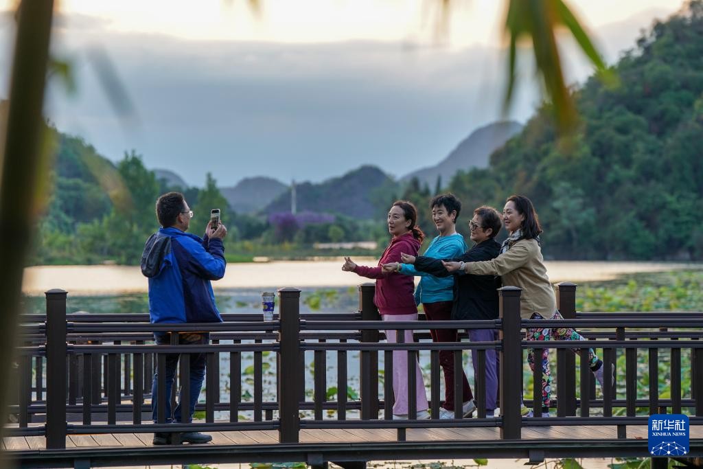 niliuguangnian's tweet image. 云南普者黑山清水秀，候鸟翩跹起舞。
Puzhehei in Yunnan features clear waters, green hills, and dancing migratory birds. #Scenery