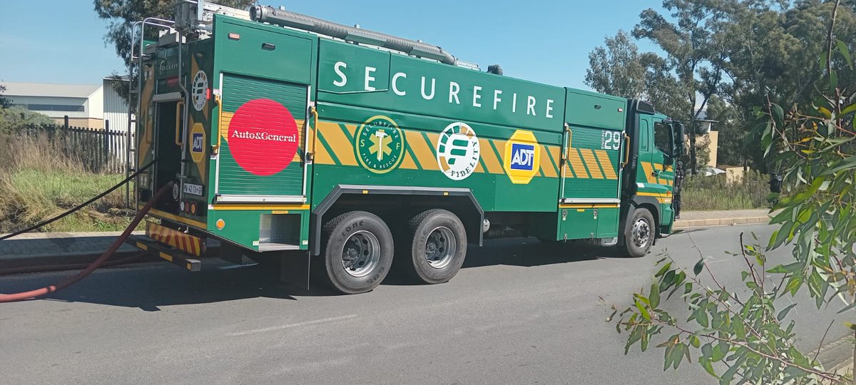 Fidelity_Secure's tweet photo. Fidelity #SecureFire team members responded to a vegetation fire along the boundary of a premises in Modderfontein.

Firefighters acted quickly to contain and extinguish the fire, preventing it from spreading further.

#Modderfontein #VegetationFire https://t.co/rpWwpRZa4H