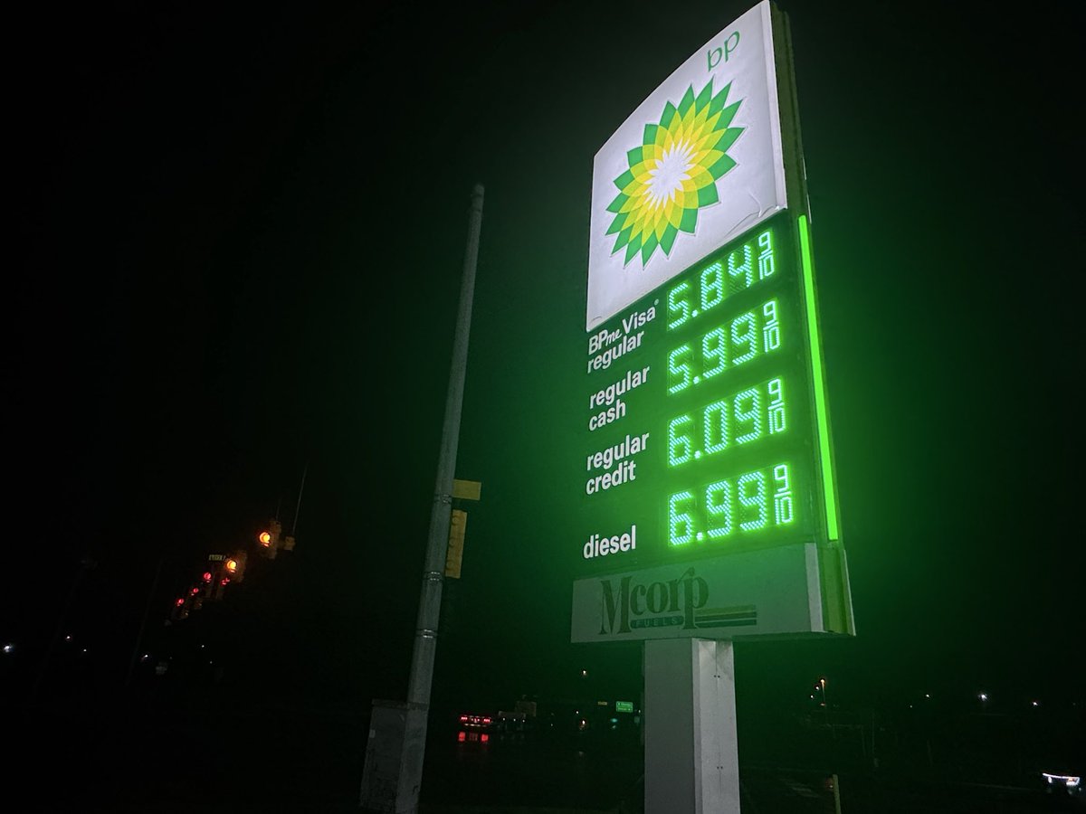 RyanHMarshall's tweet photo. Lemme get $4 on pump 5 please. https://t.co/53Bl3p4D5f