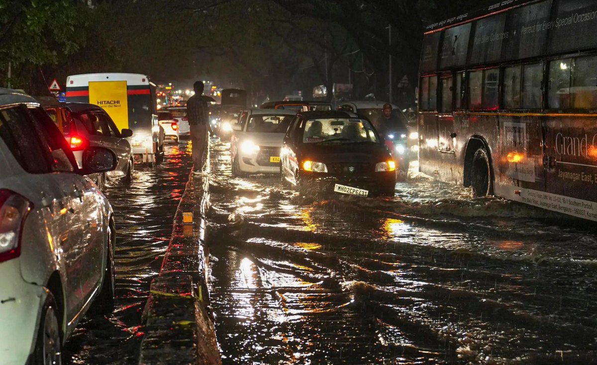 timesofindia's tweet image. #Karnataka | 10 dead in #Bengaluru rains: Hailstorm, heavy winds unleash chaos in city

Details here 🔗toi.in/wd1TsZ
#BengaluruNews #BengaluruRain #rainfall #KarnatakaNews #Hailstorm