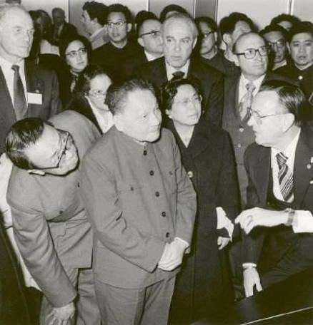 cskun1989's tweet photo. 邓小平1979年1月访美，在飞往美国的飞机上，陪同出访的中国社科院副院长兼美国研究所所长李慎之问了邓小平一个有趣的问题：“我们为什么要这么重视同美国的关系？” 邓小平的回答简短而深刻，“凡是和美国搞好关系的国家，都富起来了。” 

李慎之在后来的回忆文章中分析，邓小平当时认为要推行改革开放，首先就要对美国开放，不对美国开放，对任何其他国家开放都没有用。那段对话发生在1979年中美刚刚正式建交不久，也是中共领导人建政之后首次访问美国。
