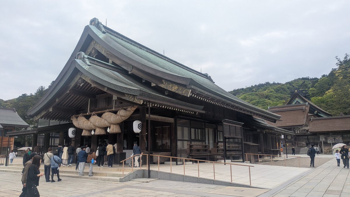 mokachi99's tweet photo. 出雲大社に参拝させていただきました。傘をささないくらいの雨降り。
とても厳かでよいですね。 https://t.co/Ye8E0sLo4j