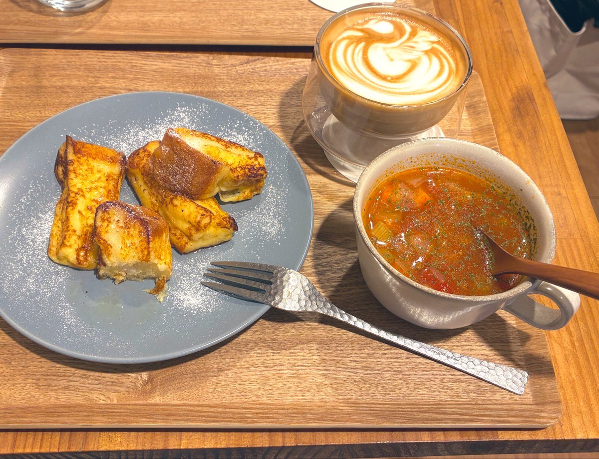 今日は末妹ちゃんと、ウチの近所のカフェでランチだー！
フレンチトースト🍞だよ！
ここのカフェラテが美味いんだな☕💭💕