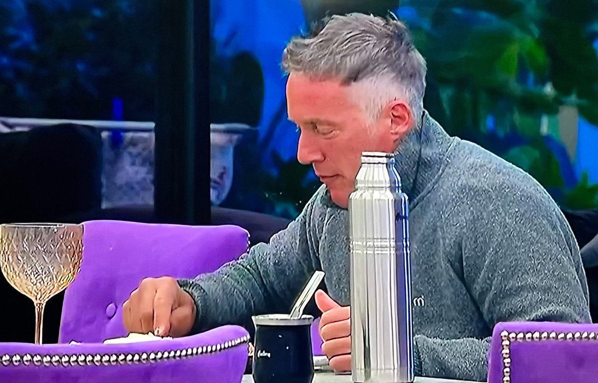 Edu come solo en la mesa.
#GranHermano