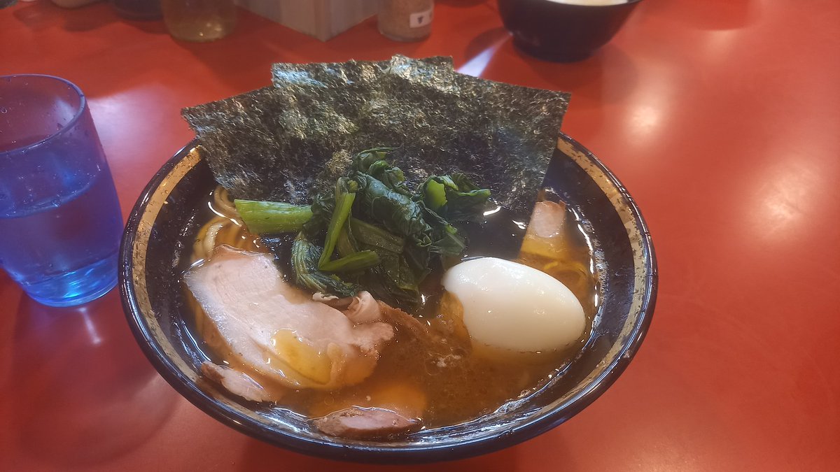 OTuguo's tweet photo. 初の家系総本山へ！
10時着で40番目位の列に接続。
そこから着��まで90分
家系ラーメンが沢山在るなかで同じような味ですが、雰囲気というだけで旨くなる味です。
しかし、170分ってディズニー依頼見た……
#家系　#吉村家 https://t.co/d736Ky0bHc