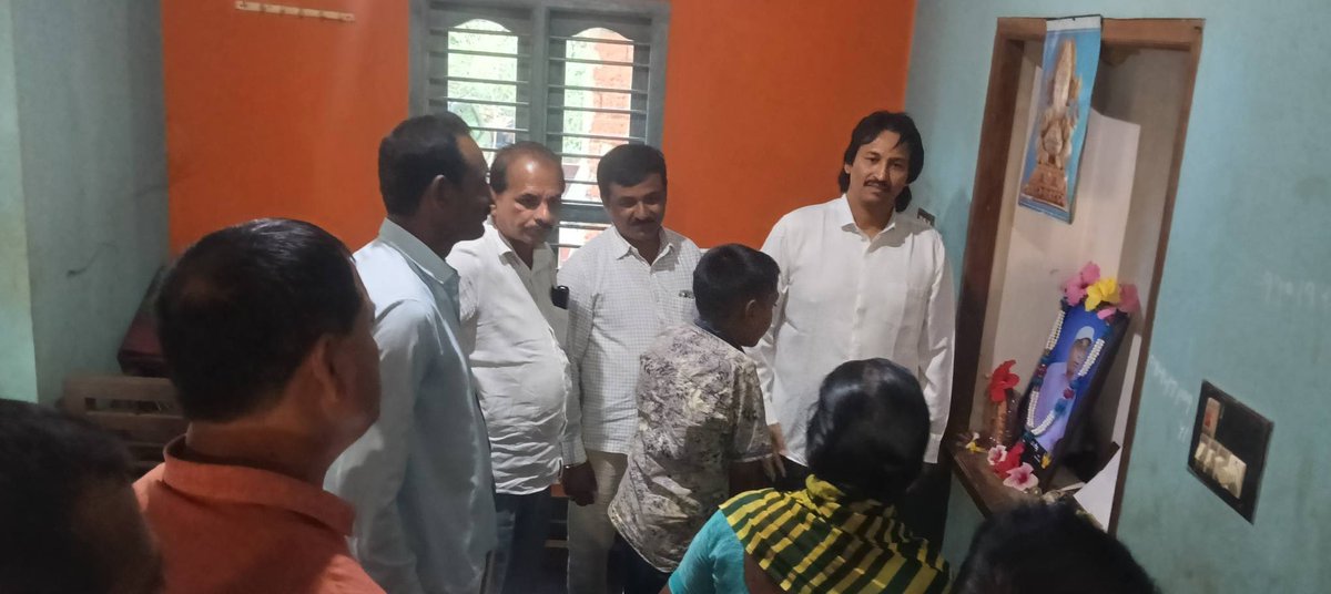 kumarbangarappa's tweet photo. ಚಂದ್ರಗುತ್ತಿ ಹೋಬಳಿಯ ತೆಳಗುಂದ್ಲಿ ಗ್ರಾಮದ ಹಿರಿಯ ಮುಖಂಡರಾದ ಶ್ರೀ ಇಂದೂಧರ್ ಗೌಡ್ರು ಇತ್ತೀಚೆಗೆ ನಿಧನರಾದ ಸುದ್ದಿ ತಿಳಿದು ಮನಸ್ಸಿಗೆ ಅತ್ಯಂತ ಆಘಾತ ಹಾಗೂ ದುಃಖವಾಯಿತು.ಇಂದು ಅವರ ನಿವಾಸಕ್ಕೆ ಭೇಟಿ ನೀಡಿ, ಕುಟುಂಬದ ಸದಸ್ಯರಿಗೆ ಸಾಂತ್ವನ ಹೇಳಿದೆನು.
ಓಂ ಶಾಂತಿ. 🙏
#kumarBangarappa https://t.co/gs5L5kdsUY