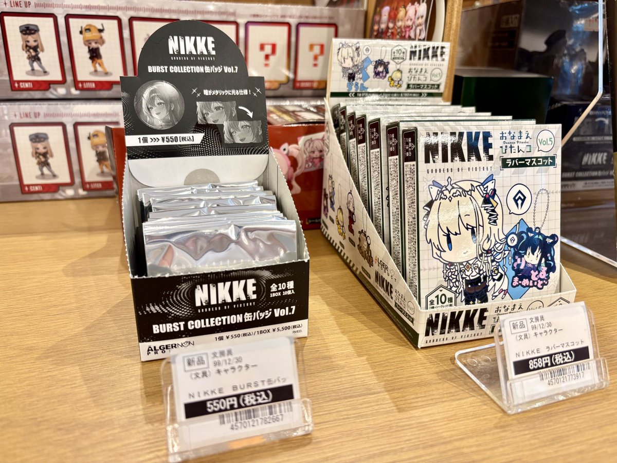 【グッズ情報】 勝利の女神：NIKKE 新商品🌟 ・BURST COLLECTION缶バッジ Vol.7 ・おなまえぴたんコラバーマスコット ...
