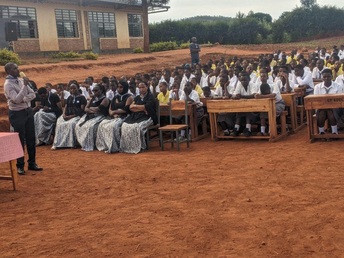 sectorkabare1's tweet photo. Mu Murenge wa Kabare  mu bigo byose by'amashuri habaye igikorwa cyo kwibuka  ku nshuro ya 32 Genocide yakorewe Abatutsi muri Mata 1994 igikorwa kikaba cyabereye mu bigo byose bigize Umurenge. https://t.co/Qq85fzvxpo