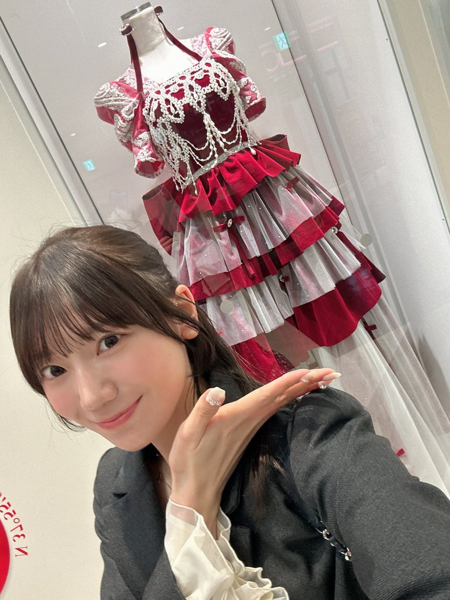 なんと昨日の卒業ドレスを さっそく劇場に飾っていただいています