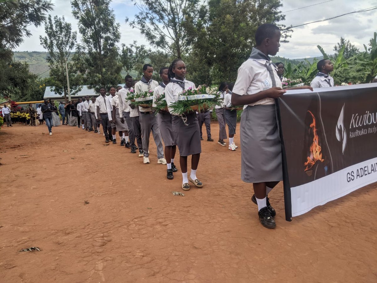 sectorkabare1's tweet photo. Mu Murenge wa Kabare  mu bigo byose by'amashuri habaye igikorwa cyo kwibuka  ku nshuro ya 32 Genocide yakorewe Abatutsi muri Mata 1994 igikorwa kikaba cyabereye mu bigo byose bigize Umurenge. https://t.co/Qq85fzvxpo