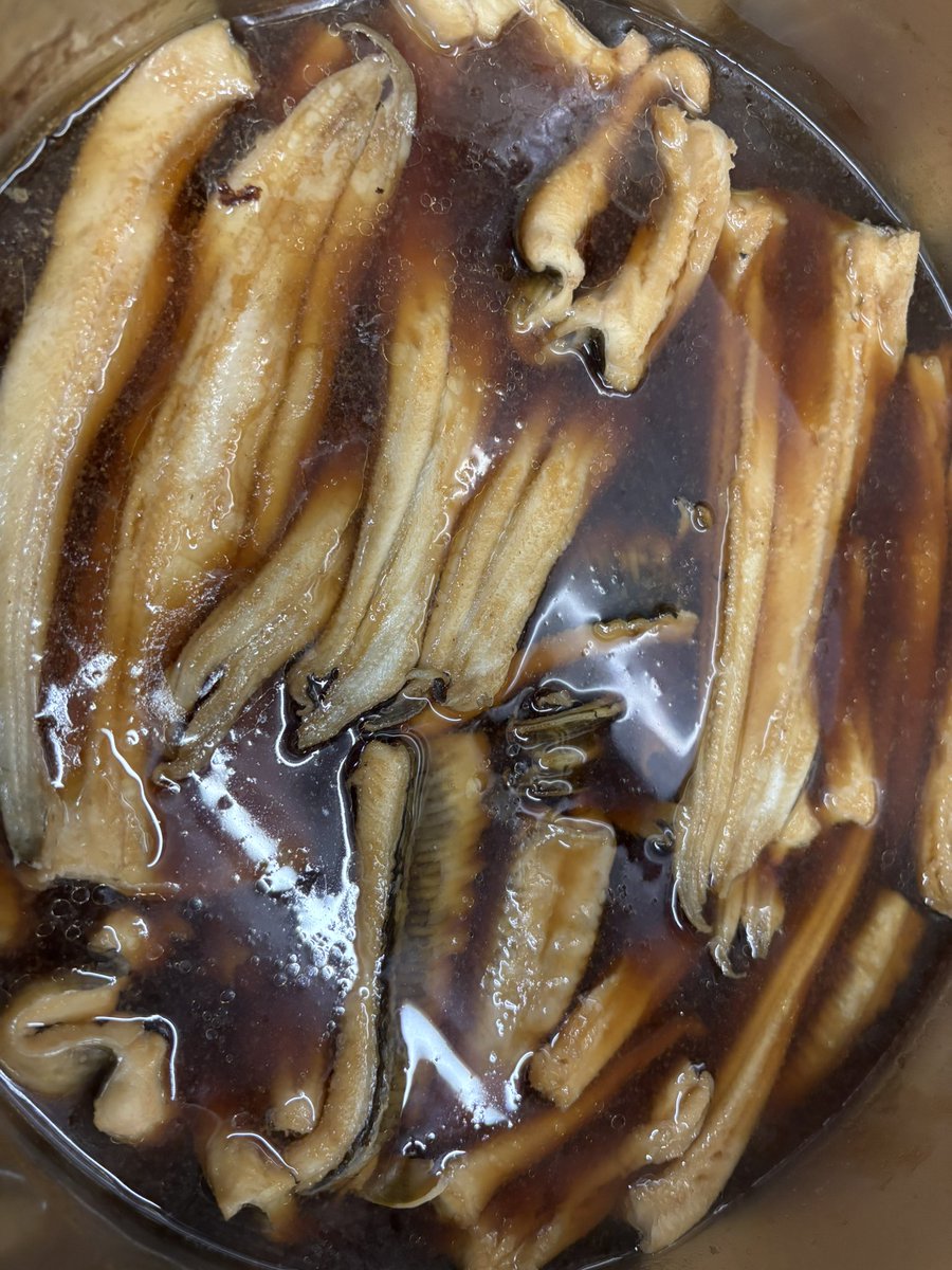 江戸前寿司の王道！極上湾内産煮穴子出来ました〜！握り寿司、穴子巻、穴子のおつまみにどうぞ！
#ふわとろ穴子 #湾内産煮穴子