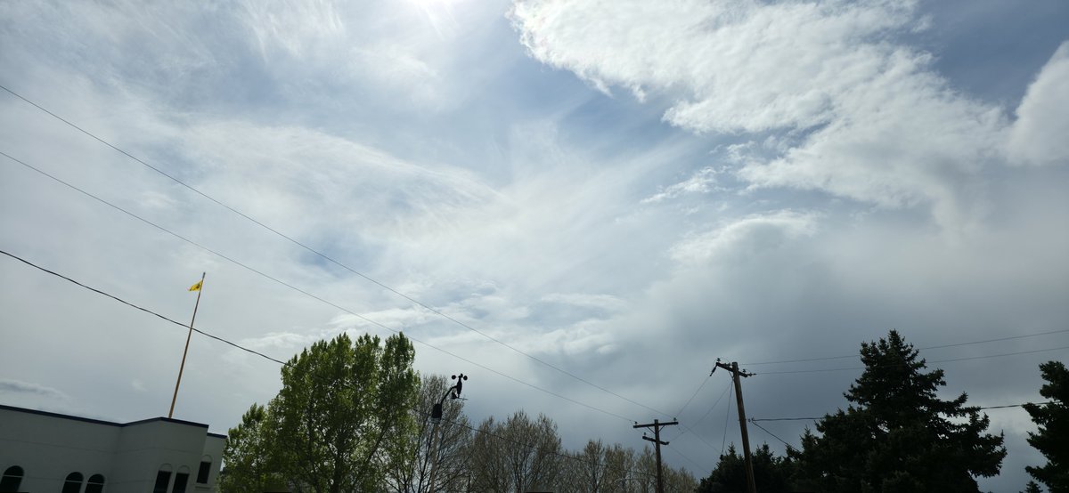 Zach_wx's tweet photo. #BCStorm #BCwx #BCStormWatch #ShareYourWeather

After some stunning weather on Monday, convective activity made its full return to #Kelowna &amp; much of the Southern Interior yesterday, thanks to the presence of a cool, unstable N-NW flow with embedded disturbances within. https://t.co/Dc6rxscEIC