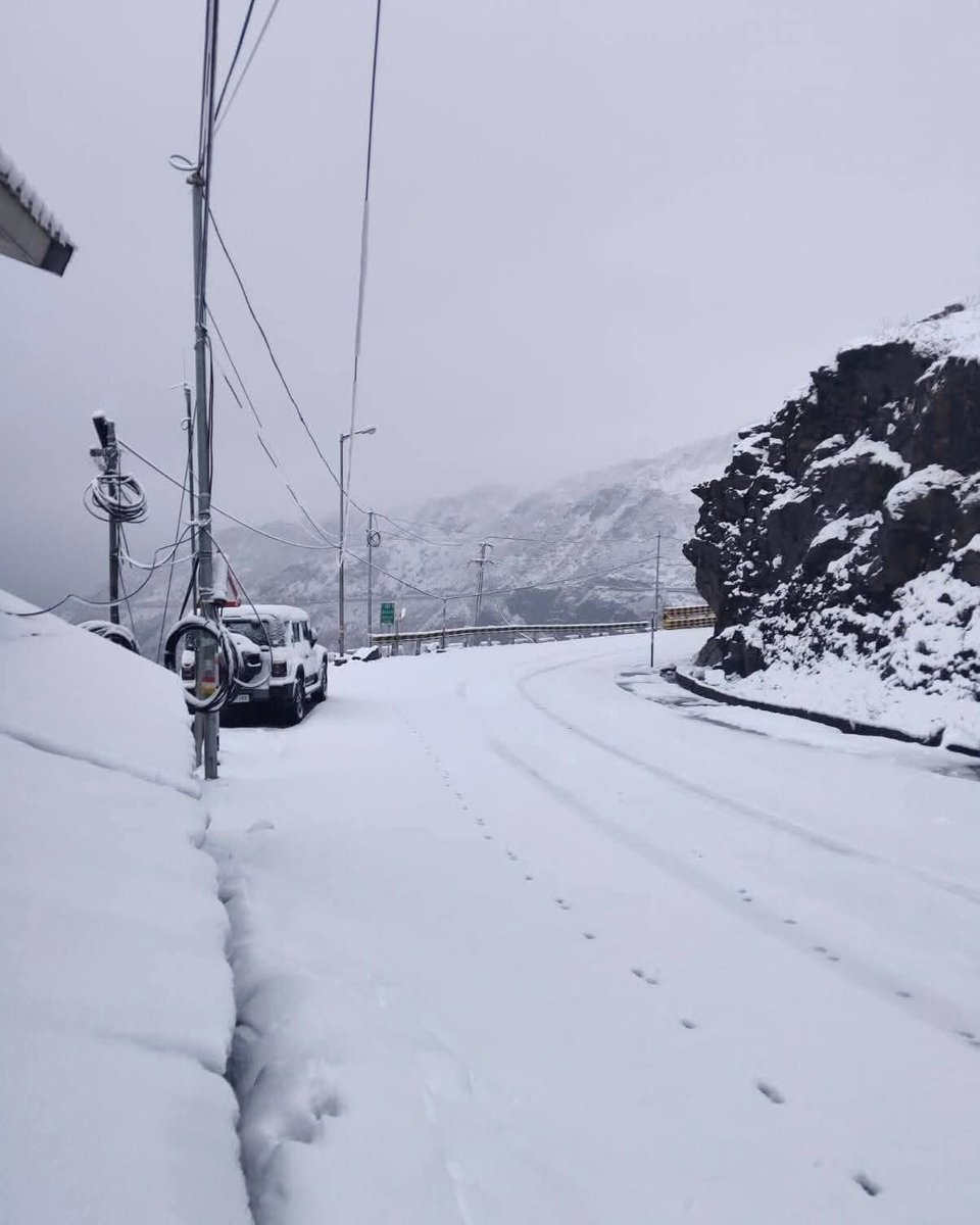 NELiveTV's tweet image. Fresh Snowfall Blankets Sikkim, Turning it Into a White Paradise; Tourist Movement Impacted

#snowfall #sikkimweather #sikkimsnowfall #northeastlive