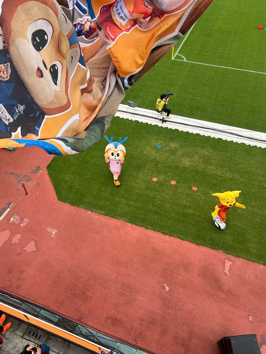 ヴィ〜ヴィくん💙
ヴィ〜ヴィくん🧡
飛べ飛べ高く〜🐥
ヴィ〜ヴィくん💙
ヴィ〜ヴィくん🧡
チカラの限り〜🐥

飛ばせたよー最高の瞬間🫶
#長崎サポ清水遠征 のおまけ