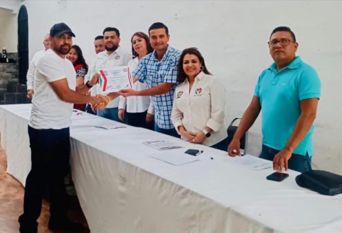 CNOPCoahuilaMX's tweet photo. Nuestra Secretaria General, la Mtra. Delia Margarita Siller Zùñiga, encabezó la toma de protesta del nuevo Comité Municipal en #Parras, ahora bajo la dirección de Walter William Aguilar Segura. https://t.co/JTTJ3cSPRk