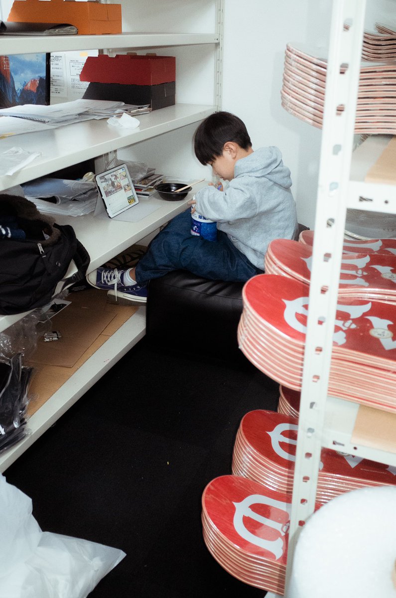 union_soda's tweet photo. 【 DROPS THIS WEEKEND : 今週末より開催 】2000年代から作家活動をスタートし、ドローイング、ペインティング、スカルプチャーと、さまざまな素材を扱い、プリミティブな表現を続けてきた KENSEI YABUNO。2010年頃より、スケーターたちのドキュメントを撮影してきたフォトグラファーの changsu。
 
ストリートと向き合いながら制作を続けてきた二人の合同展「 F = kΔl　反撥（ エフ イコール ケー デルタ エル ）」が5/2(土)〜5/10(日) UNION SODAにて開催。
 
KENSEI YABUNOの立体、ドローイング作品の展示。そしてフォトグラファー changsuの視点で切り取られた " 立体作品の予期せぬデフォルメ " が有機的な作品群への新しい解釈を提示します。5/2(土)18時より、作家を囲んでのレセプションも開催。詳細 : https://t.co/mPagL2TOLo
