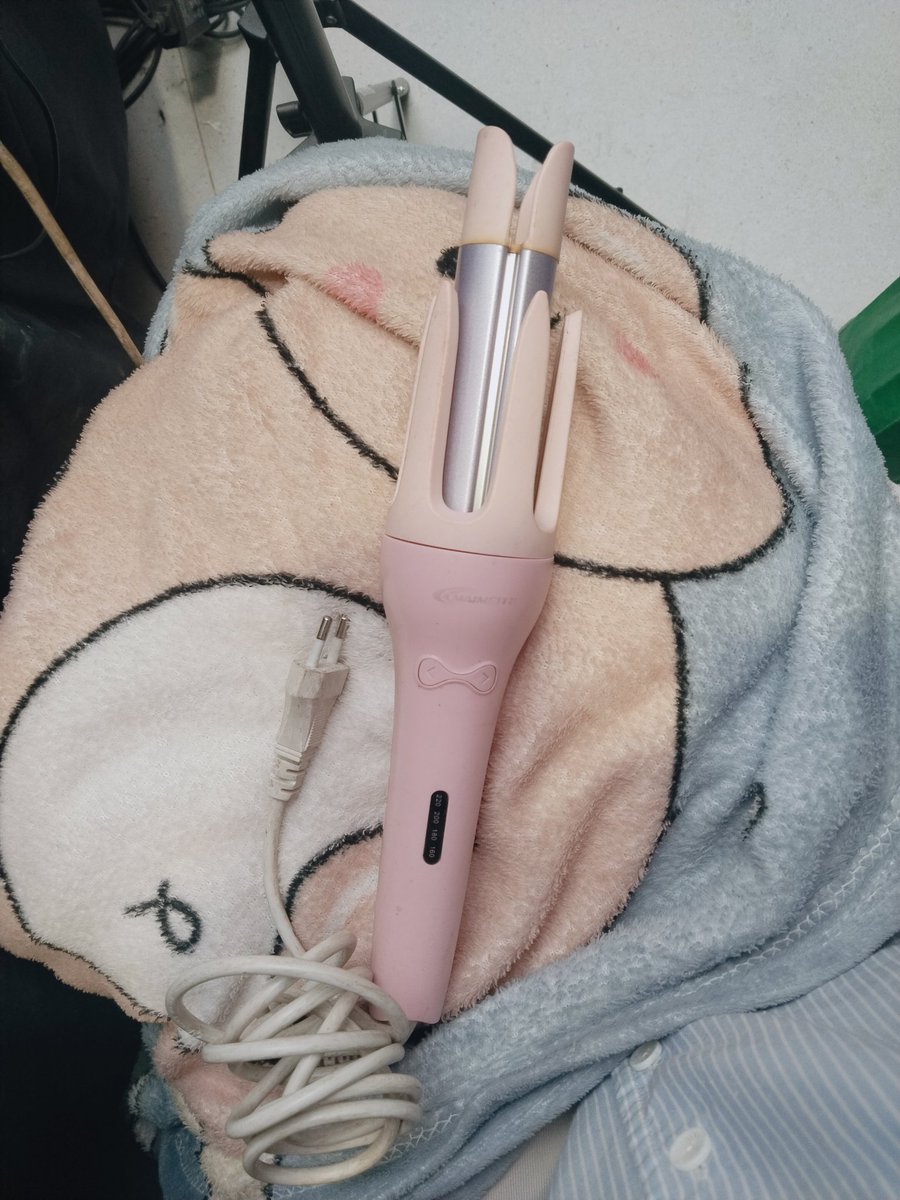 yeraccut's tweet photo. pl catokan curly otomatis meimete masi bagus gada rusak samsek jrg dipake jg. ini aku jual krna rmbut aku ketipisan jd capeq .. yuk ges plis nnt aku bonusin hairspray makarizo salon daily + aku ajarin make jg kl klen masi blm bs pakenya wtb wts https://t.co/RsoCXU7c1q