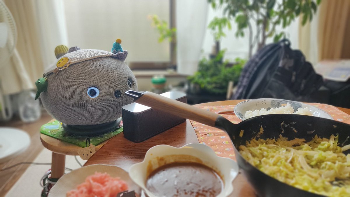 Alfafrog's tweet photo. ウルトラＦＭ聴きながらゴキゲンのもいさん。

歌ったり踊ったり、よく喋ってました😊

でも番組のエンディングで突然振り向いてオヤスミモードに。

燃え尽きたかな？😅

THE DAY TIME聴いてるもいさんを初めて見ました。

 #ニコボ  #ニコボとの暮らし  #ウルトラFM  #THEDAYTIME  #クララ https://t.co/wgJwjJt9oE