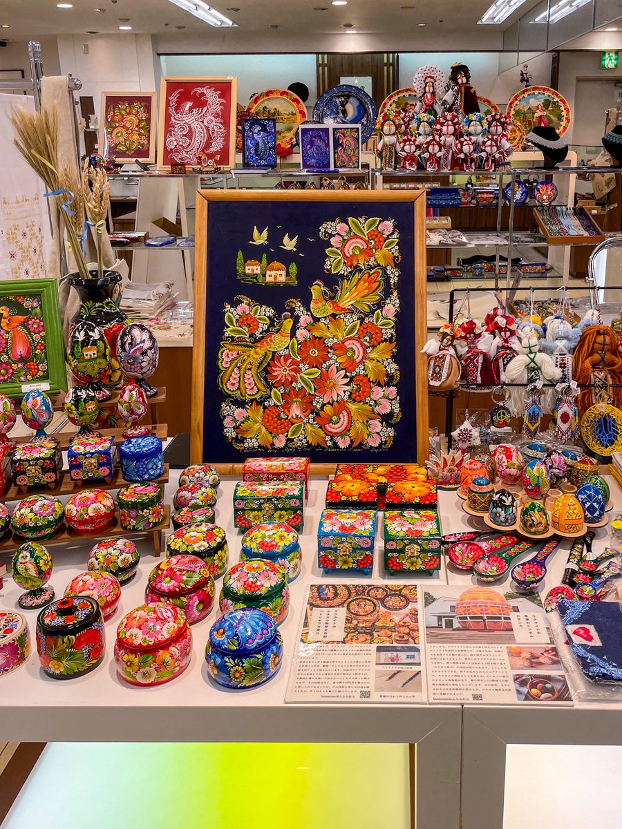 みなさん、こんにちは！
今、長崎の浜屋百貨店でウクライナ伝統工芸フェアをしています。
明後日はトークショーもあります。

今回は、浜屋百貨店の入口ショーウィンドウに、キーウの写真とUA.Designerの作品を展示しています。ぜひ見に来てください😊