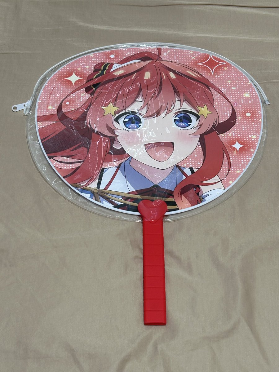 sibattini's tweet photo. イベントの準備完了！
うちわ汚れるのやだなーと思って調べたらダイソーでカバーとグリップが売ってたから購入
普段100均利用することほぼないけど、すげー便利だな
グリップは全員のイメージカラーが揃ってて五等分の花嫁用かと思ったw
#五等分の花嫁 https://t.co/7Bfq2jSZyj