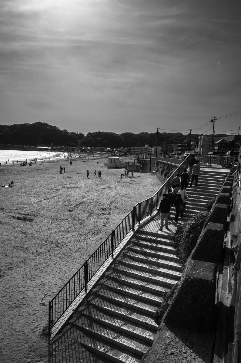 suna_keshi's tweet image. 『由比ヶ浜海岸』
（縦写真）
#snapshot 
#monochrome 
#beach