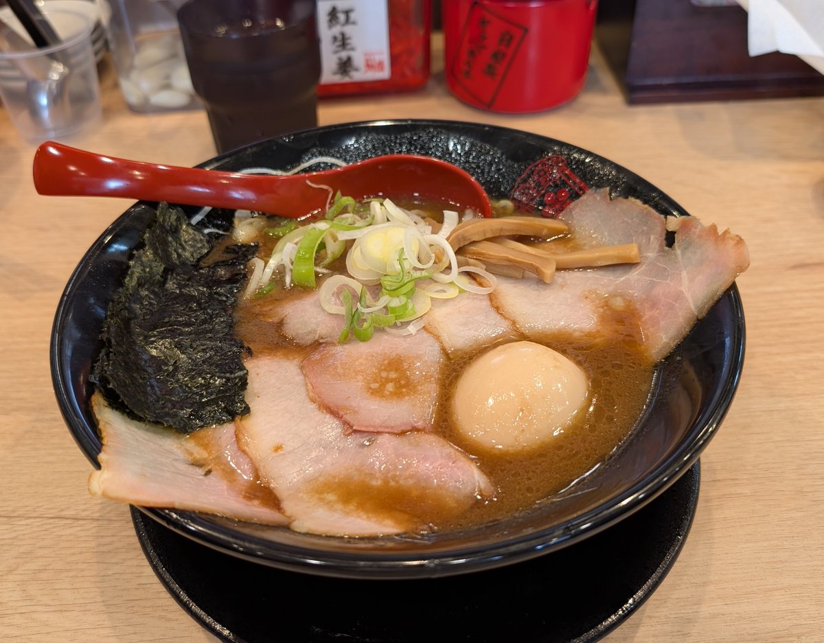 近所にオープンしたラーメン屋に突撃。濃厚豚骨醤油ラーメンなんか頼むから予想通り絶賛胃もたれ中😵‍💫
でも美味かったから多分また行く。