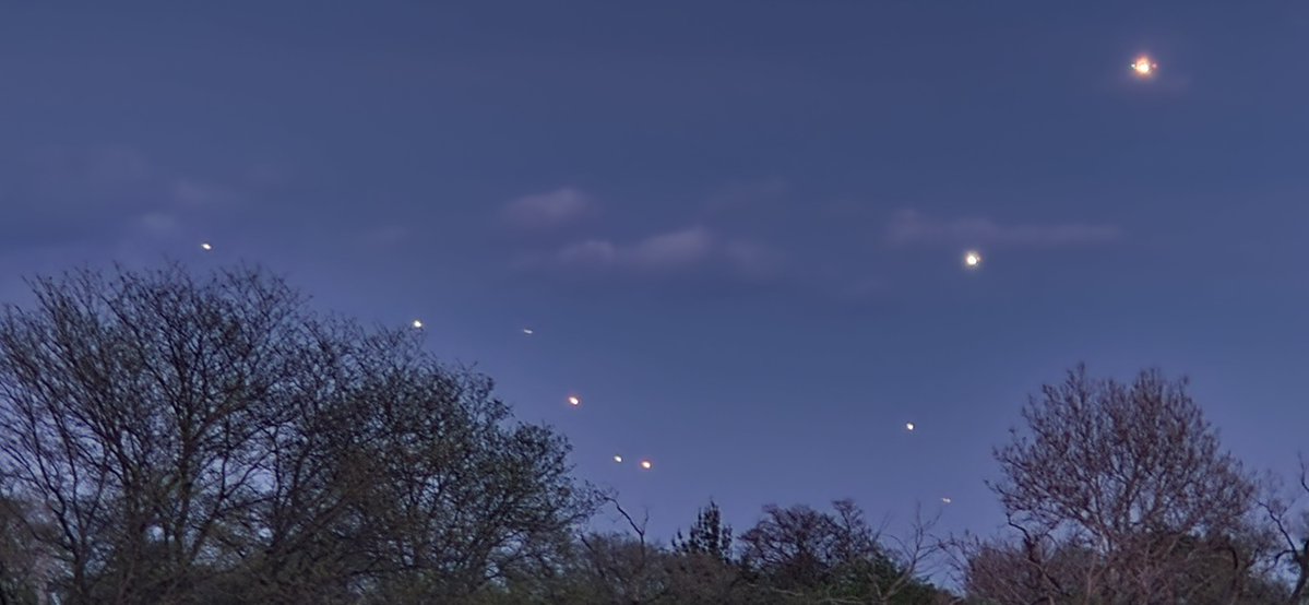 IAmDanHensley's tweet image. Several aircraft inbound to @fly2ohare over the Kennedy Expressway/Chicago's Jefferson Park area as dusk sets in. 

#Chicago #ChicagoPhotos #Aircraft #Photography #Shutterbug #1stAmendment #NightTimePhotos