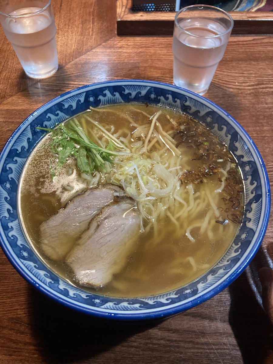 104_nb's tweet photo. 隠国@愛川。醤油、大、1000円。塩チャーシュー、1100円。麺、チャーシュー売り切れないように早めに到着するも、gチャーシューは売り切れ。開店直後き行かないと。相変わらずな美味さ、今日の醤油はキリッと濃い味、熱々でした。
#隠国　#愛川 https://t.co/GL4Eo3YcPi