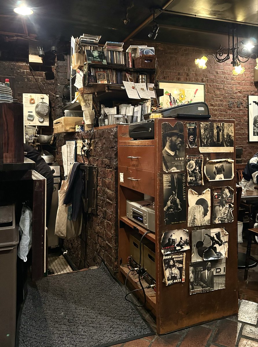 sasukejazz0033's tweet image. 新宿「DUG」（1967年開業）が6月27日をもってその歴史に幕を下ろす。かつて紀伊國屋の裏にあった頃の「DUG」や二幸ビルの裏にあった姉妹店「DIG」（1961-83年）が懐かしく蘇る。創業者でありジャズカメラマンの中平穂積氏、継承者で御子息の中平 塁氏に感謝であります。
#DUG #DIG #ジャズ喫茶
