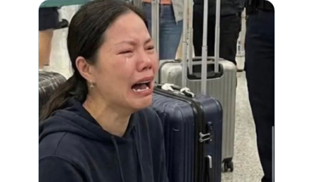 tsuisoku777's tweet photo. 台湾で中国統一を主張してた中国人女性が強制送還　「帰りたくない！」と空港でギャン泣き　

台湾人「中国は素晴らしいんじゃなかったの？」 https://t.co/Hwb0Sw78uj