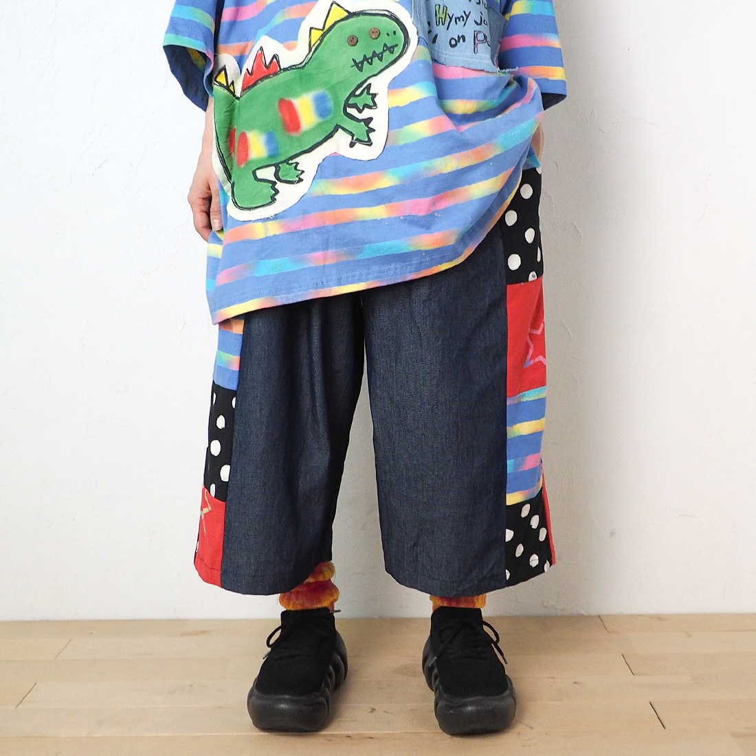 エルロデオ　Kiitos　パンツ　カラフル　派手　デコラ パッチワーク　未使用 ボトムスは、8分丈のデニムパンツ。 ろうけつ染めの生地を使ったパッチ