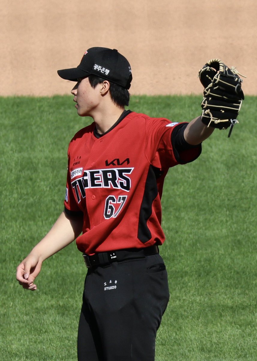 260426 #홍민규

홍씨라 그런가 
빨간색 진짜 잘 받는다 ( ◠◠ )