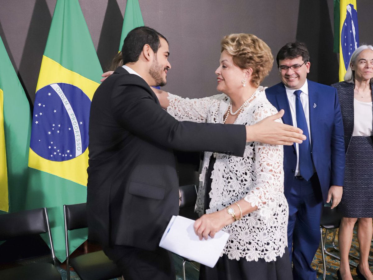 Não é o Léo Lins tweet media