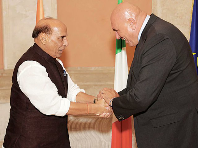 abstarnews_'s tweet image. दिल्ली में आज राजनाथ सिंह और इटली के रक्षा मंत्री के बीच द्विपक्षीय बातचीत

@rajnathsingh #RajnathSingh #Bilateral #Italian #DefenceMinister #Delhi #GuidoCrosetto #LostAndFound #ABStarNews