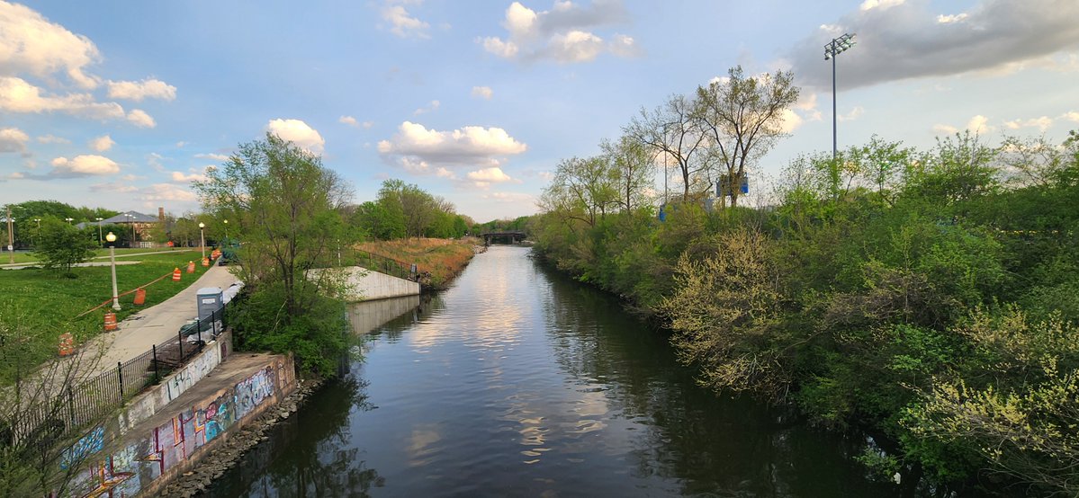 IAmDanHensley's tweet image. The Chicago River on Foster Ave near the CTA North Park Garage 

#Chicago #ChicagoRiver #ChicagoPhotos #Photography #ShutterBug #Waterways #WaterwaysofChicago