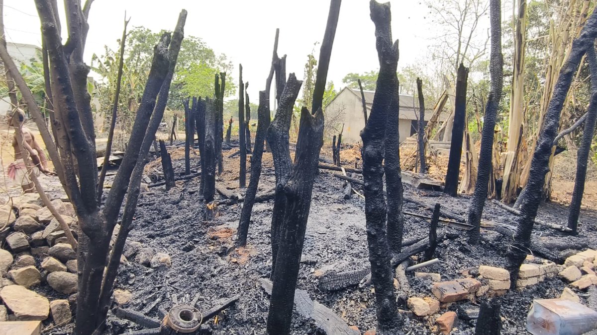 PrameyaDigital's tweet image. -ନରସିଂହପୁର ମଥୁରାପୁରରେ ଭୟାବହ ଅଗ୍ନିକାଣ୍ଡ
-ଜଳିଗଲା ୪ ପରିବାରର ୮ ବଖରା ଘର
-ଘରର ସମସ୍ତ ଆସବାବପତ୍ର ଜଳିପୋଡି ପାଉଁଶ
-ପ୍ରଶାସନ ପକ୍ଷରୁ ତଦନ୍ତ ଆରମ୍ଭ
-ଅଗ୍ନିବିପନ୍ନ ପରିବାରକୁ ସରକାରୀ ସହାୟତା ଯୋଗାଇବାକୁ ଦାବି 
#fire #prameyaodia #prameyadigital